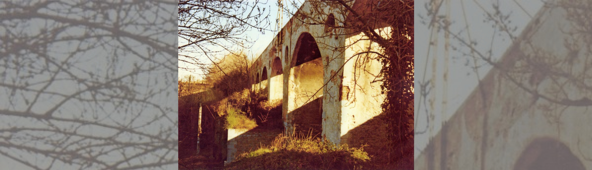 Vue de l'aqueduc: les arcades de briques supportant le canal