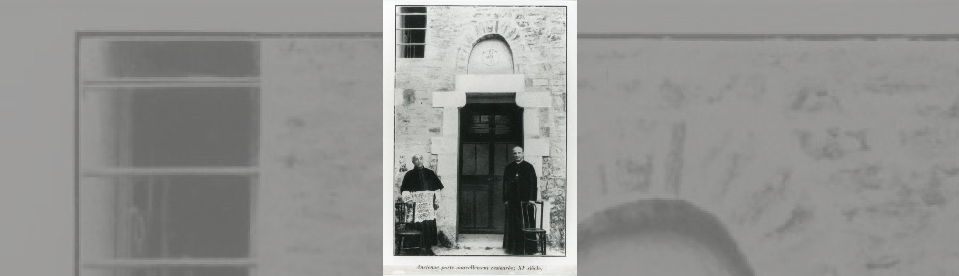 2 prêtres devant l'ancienne porte du XIème siècle nouvellement restaurée 