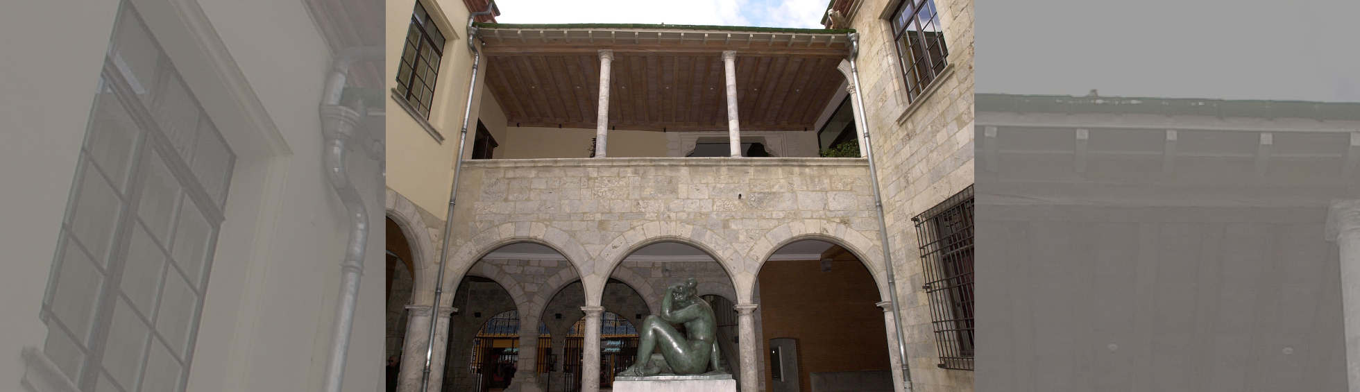 Hôtel de Ville : Façade après ouverture de la loggia : poutre de toit sur 2 colonnes et vestiges d'une naissance d'arc à droite