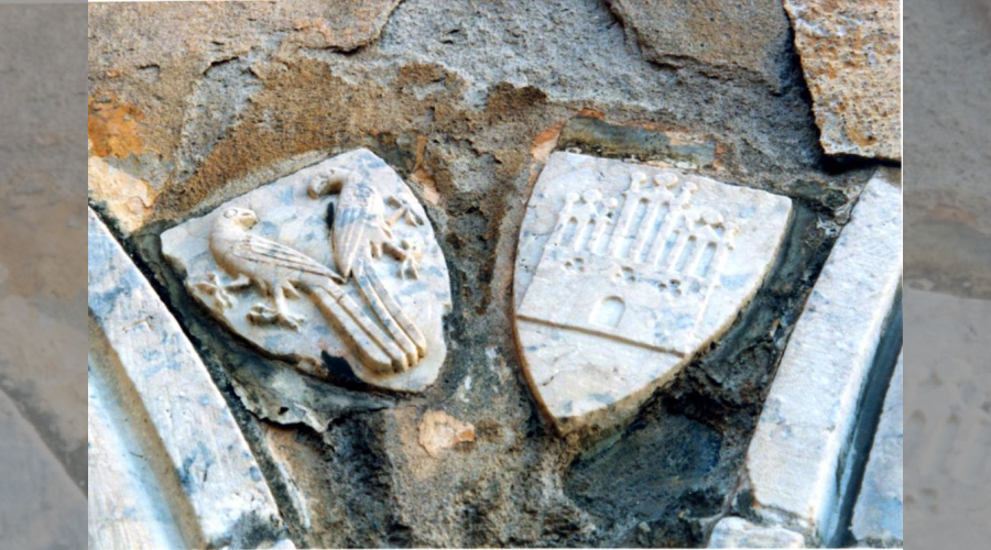 Armoiries des familles enterrées dans le cloitre du couvent des franciscains: 2 opiseax face à face ou un fronton d'église