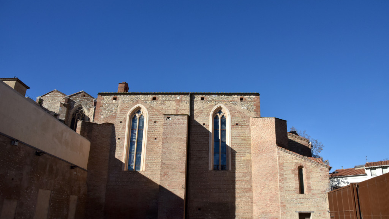 Dans le quartier Saint-Jean, la cour arrière du Campo Santo, entre le cloitre-cimetière et la rue du bastion Saint-Dominique