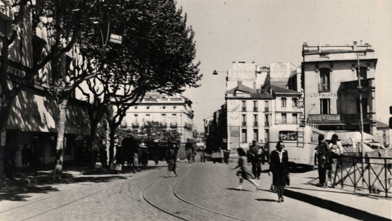 Quai Vauban, face au Castillet.