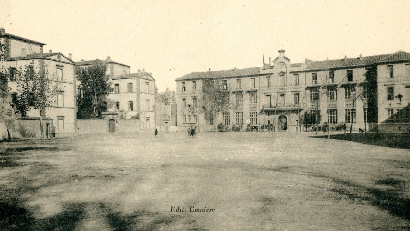 À gauche, l'École normale des instituteurs, édifiée en 1874 par l'architecte Vignol.