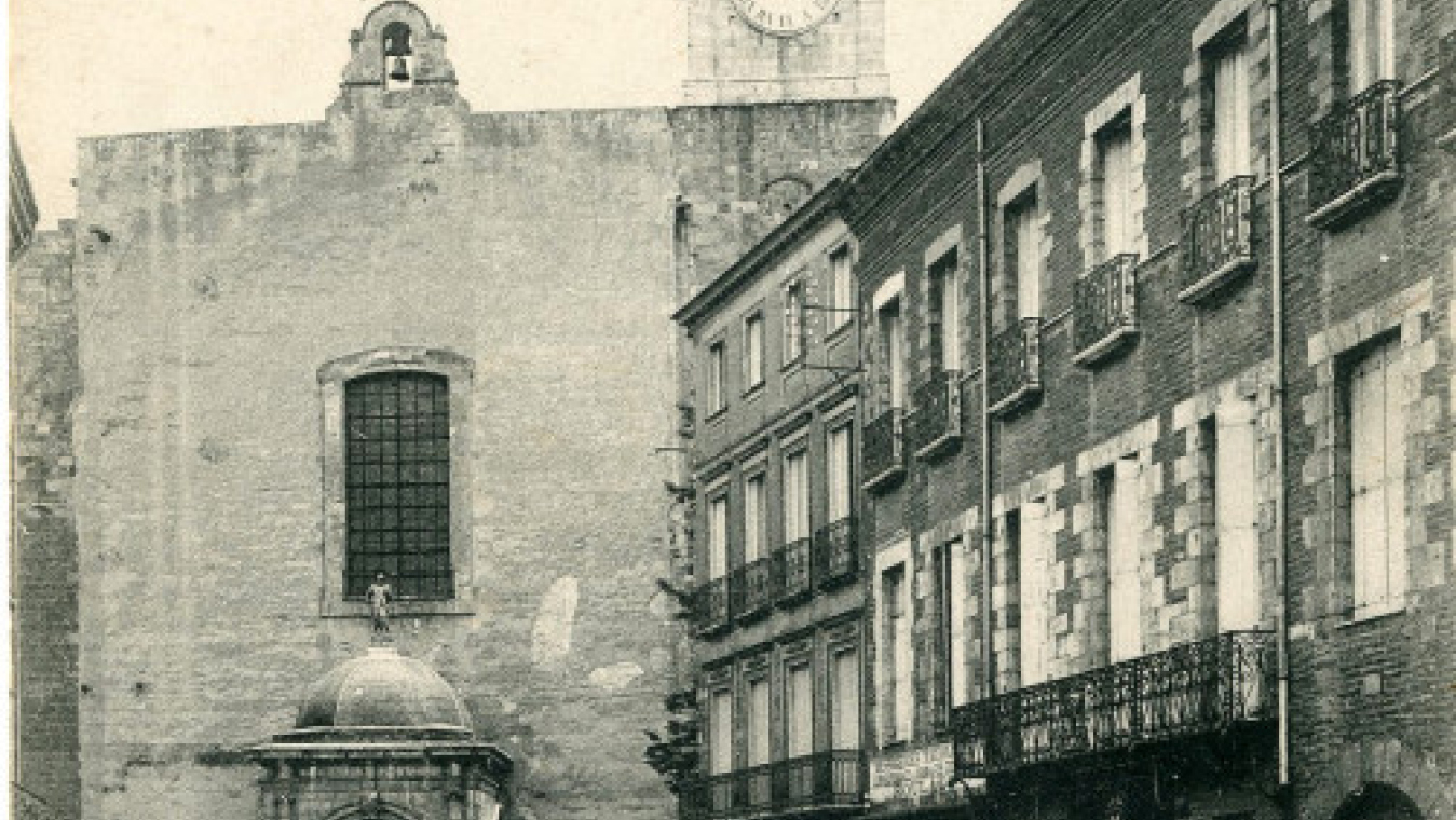 Vue extérieure de la cathédrale depuis la place Gambetta (collection club cartophile catalan)