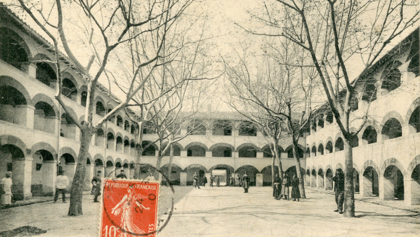 Caserne Saint Martin, démolie à l’aube des années 1970, se situait rue Foch. À son emplacement se trouve actuellement le CRR