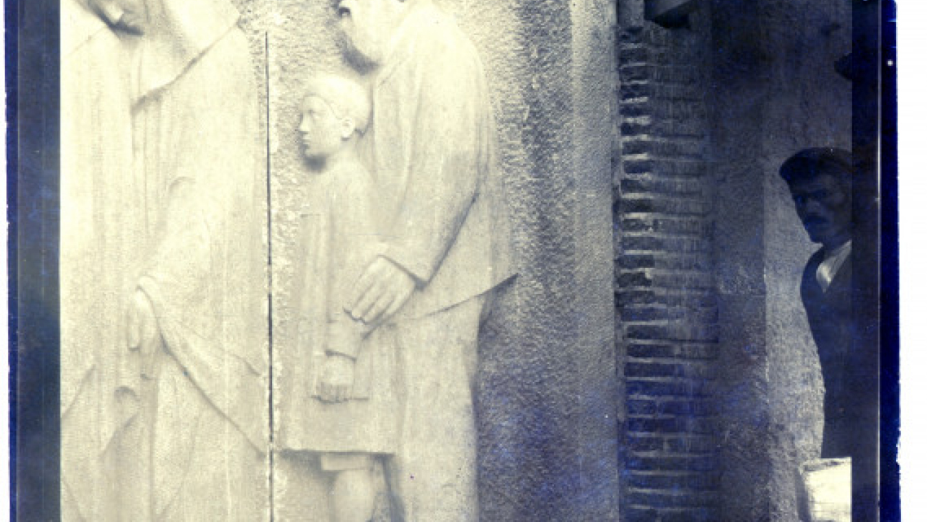 Le monument aux morts en construction dans l’atelier de Gustave Violet, à Prades, collection Jean Dauriach