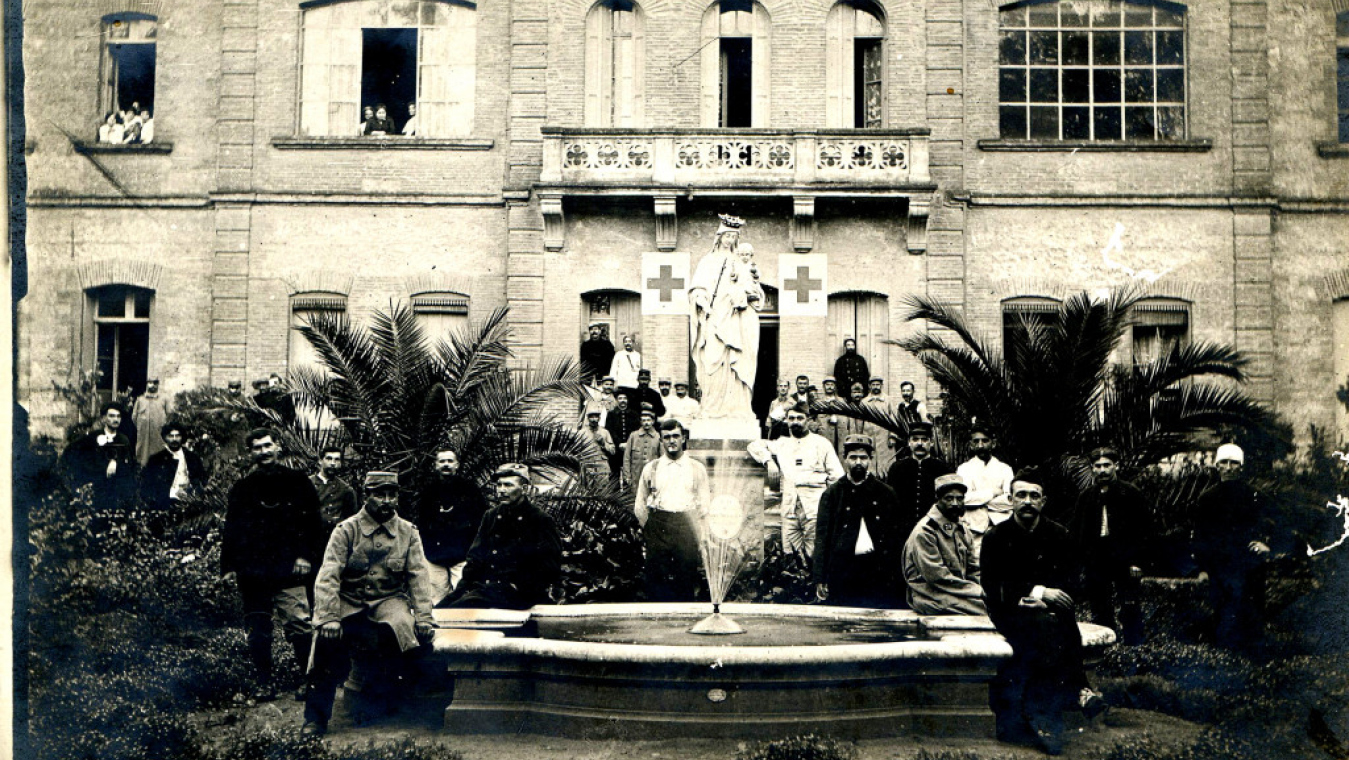 Blessés dans les jardins de l’hôpital complémentaire n°45 (Bon Secours) (Collection Jean Dauriach)
