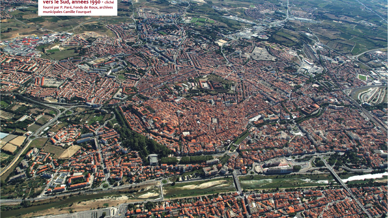 Vue aérienne de Perpignan vers le Sud, années 1990