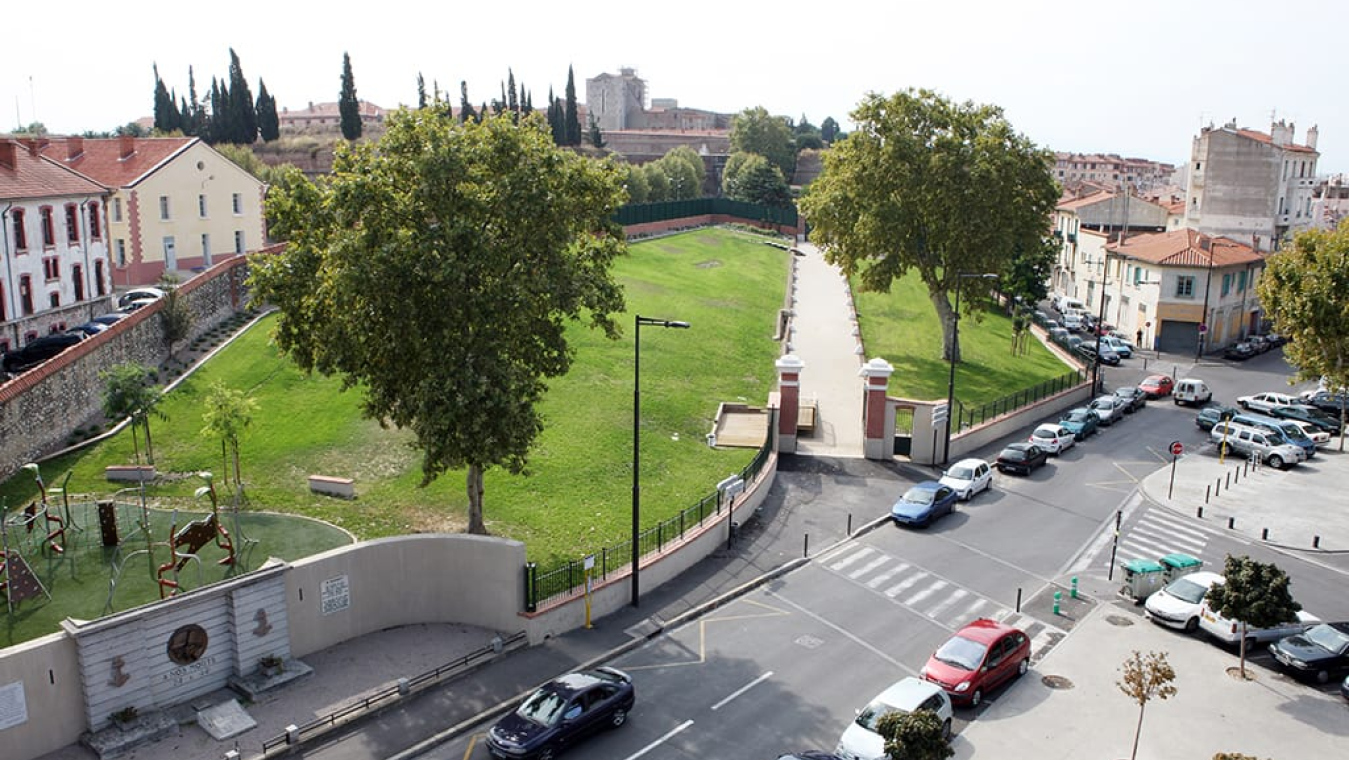 Le jardin des glacis à côté de la caserne Joffre
