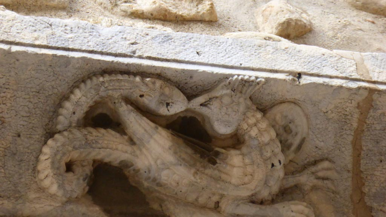 Un animal fantastique sculpté sur la corniche