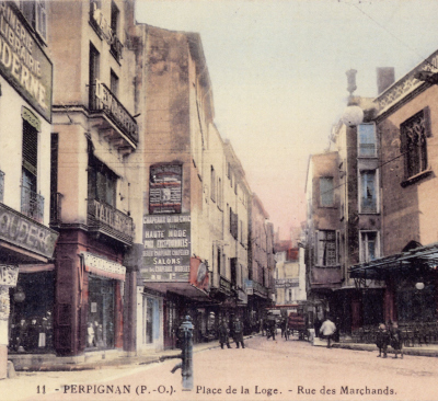 Les étages sont en encorbellement sur la rue 