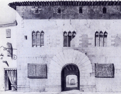 Entrée monumentale avec grand claveaux  et baies trigéminées à l'étage