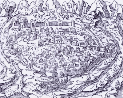  Perpignan vue du Nord avec une enceinte crénelée , le bastion du castillet, la tête en avant et des montagnes en fond