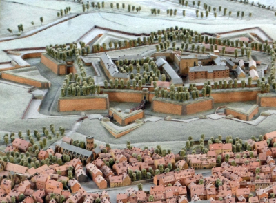 Plan relief avec L'église Notre-Dame de la Réal au pied de l'entrée de la citadelle.