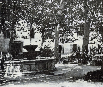 Vasque polygonale de fontaine à deux coupes en élévation, platanes faisant de l'ombre