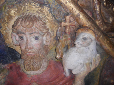 Détail d'une clé de voûte sculptée:tête de saint Jacques portant l'agneau dans sa main gauche