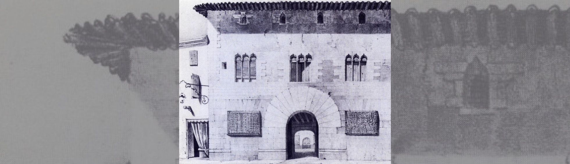 Entrée monumentale avec grand claveaux  et baies trigéminées à l'étage