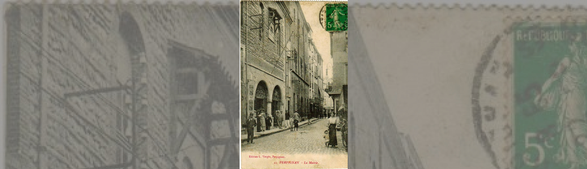 Carte postale ancienne avec entrée de l'hotel de ville.