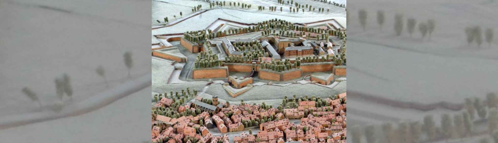 Plan relief avec L'église Notre-Dame de la Réal au pied de l'entrée de la citadelle.