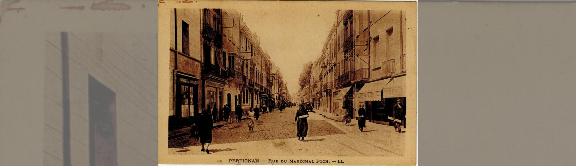 Carte postale ancienne montrant la rue Foch au début du 20 ième siècle avec les rails de tramway.