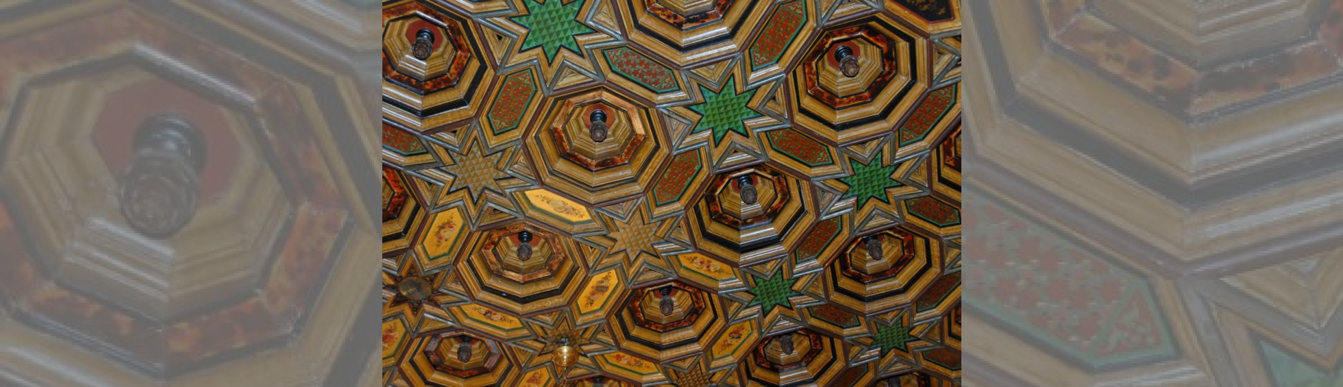 Plafond peints à caissons octogonaux avec pomme de pin au centre, étoiles à huit branches aux croisements