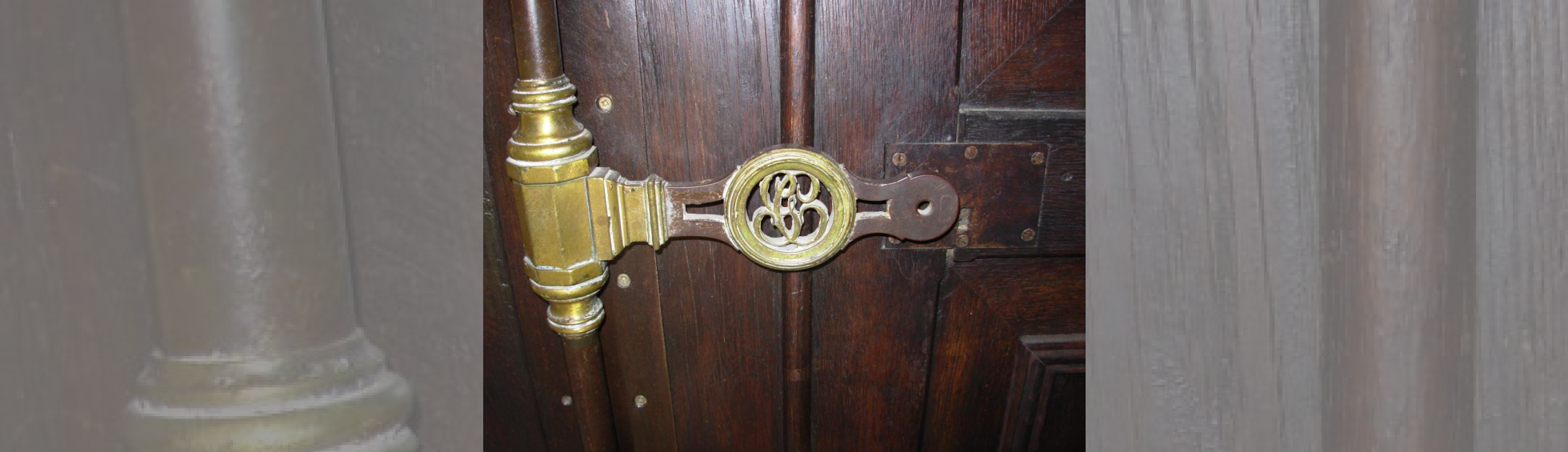 Détail de la crémone en bronze de la porte d'entrée avec le S et le G entrelacé rappelant le nom du propriétaire Sa Garriga