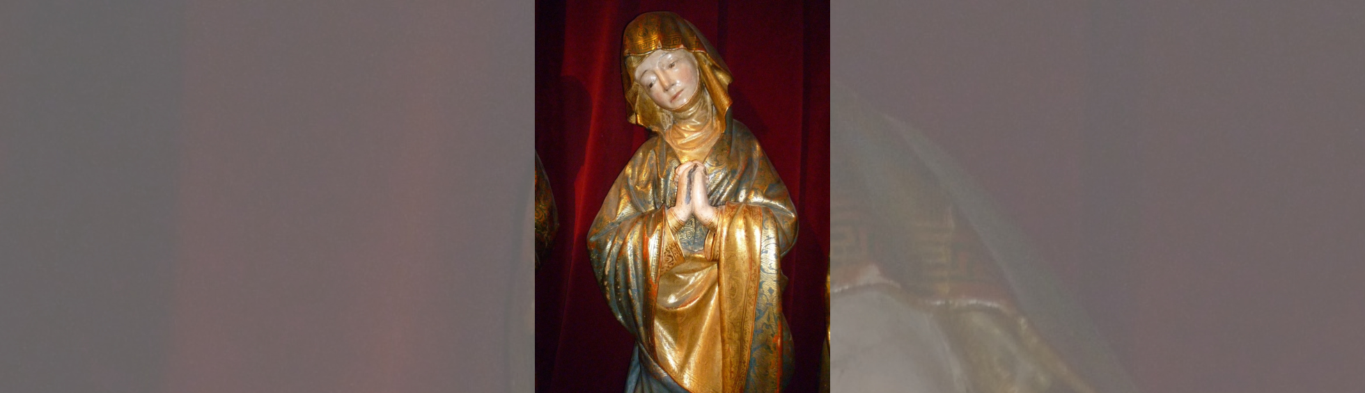 Statue en bois doré :personnage féminin veillant la dépouille du christ