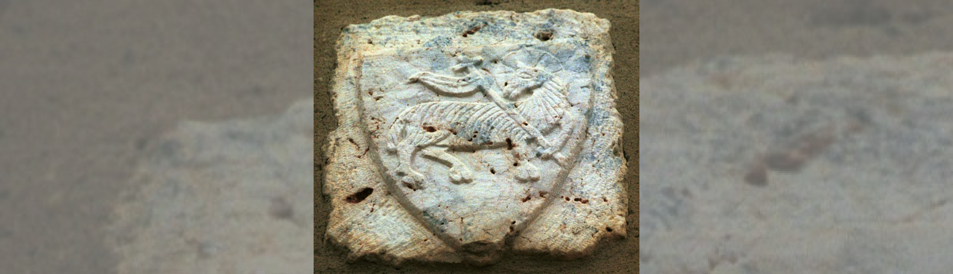 Détail du blason sculpté de saint-Jean le Baptiste:un agneau portant une bannière