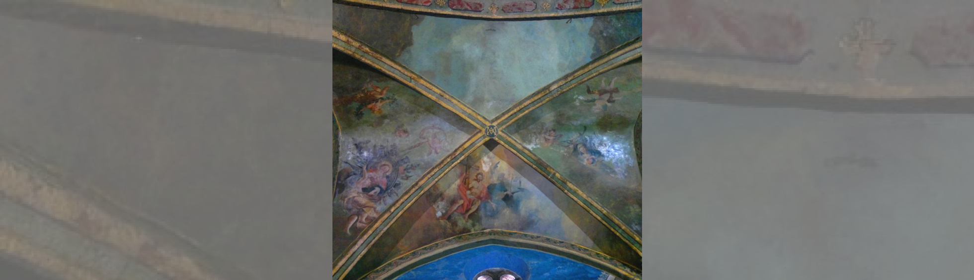Plafond de la chapelle ND des Anges: Christ et Sainte Vierge entorués d'anges