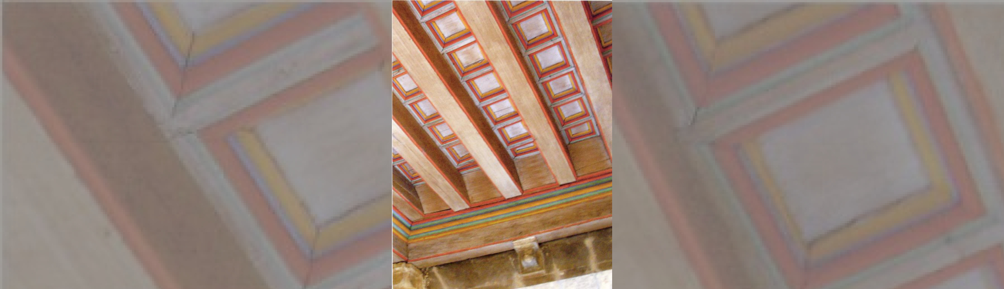 Plafond à caisson avec moulures peintes de différentes couleurs 