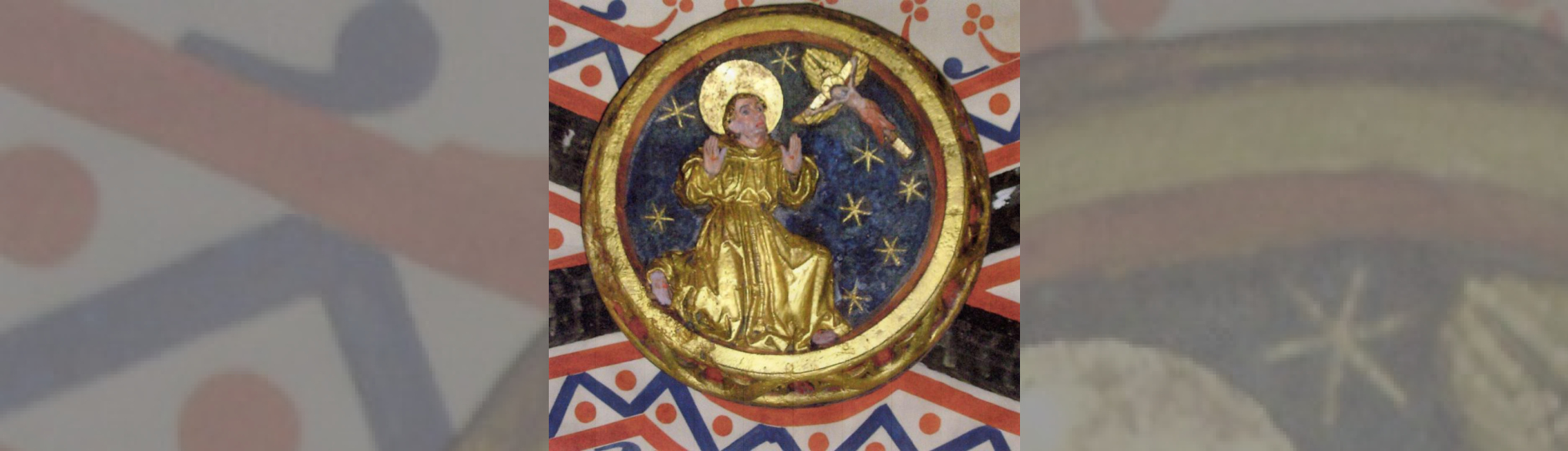 Clé de voûte figurant Saint-François d'Assise agenouillé sous un ciel étoilé reçevant les marques de la cruxifiction
