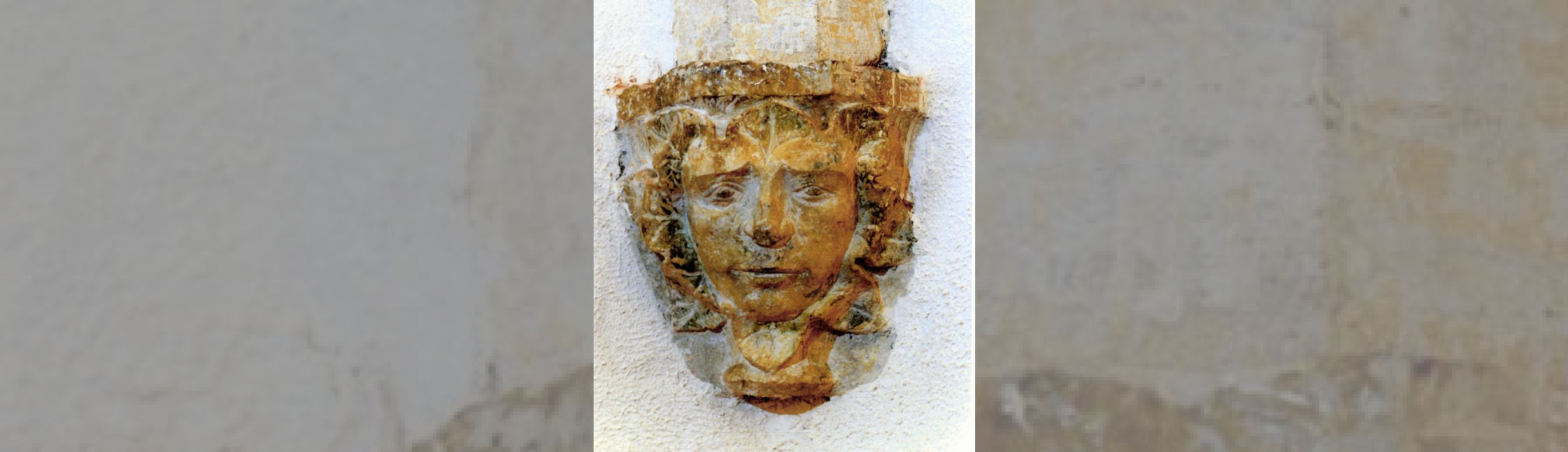 Détail de console sculptée : un visage encadré par une couronne de feuillage