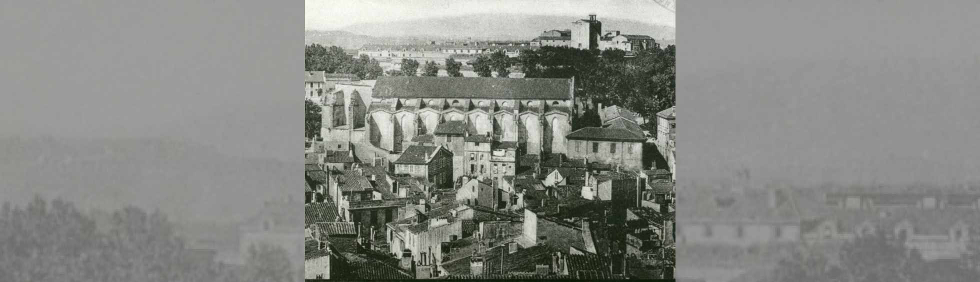 photo montrant l'église avec son toit entier ,en arrière plan le palais de rois de Majorque 
