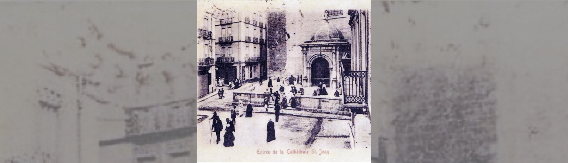 Ancien parvis de la Cathédrale:surélevé de 3 marches par rapport à la place il comportait aussi 2 statues