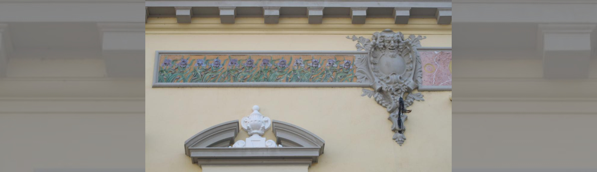 Décor de façade:Céramique représentant des iris symbole de bonnes nouvelles , tête de Satyre compagnon symbolisant le plaisir