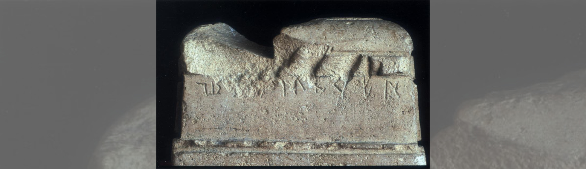 Bloc de pierre taillée faisant office de table d'autel avec une inscription ibere sur une face