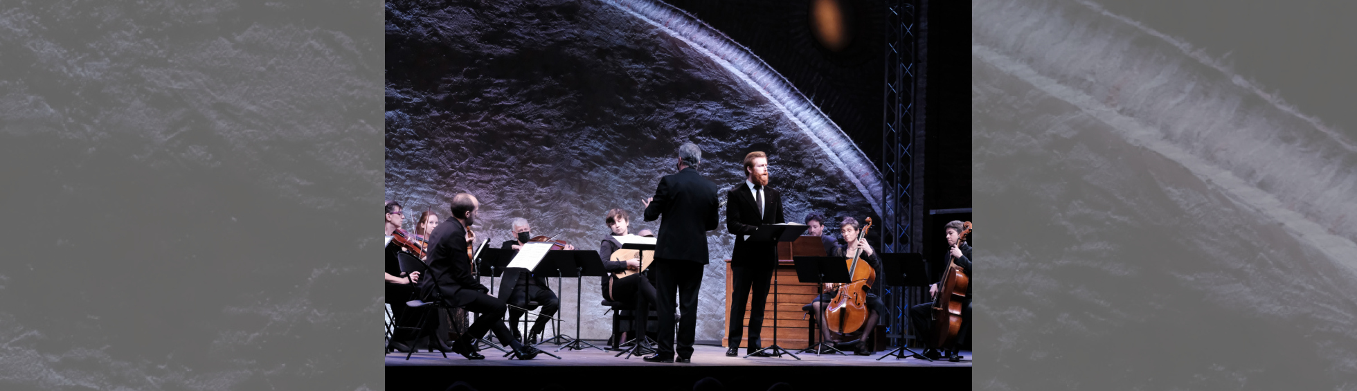 photo couleur des Arts Florissants - direction  Paul Agnew , contre-ténor Tim Mead et musiciens