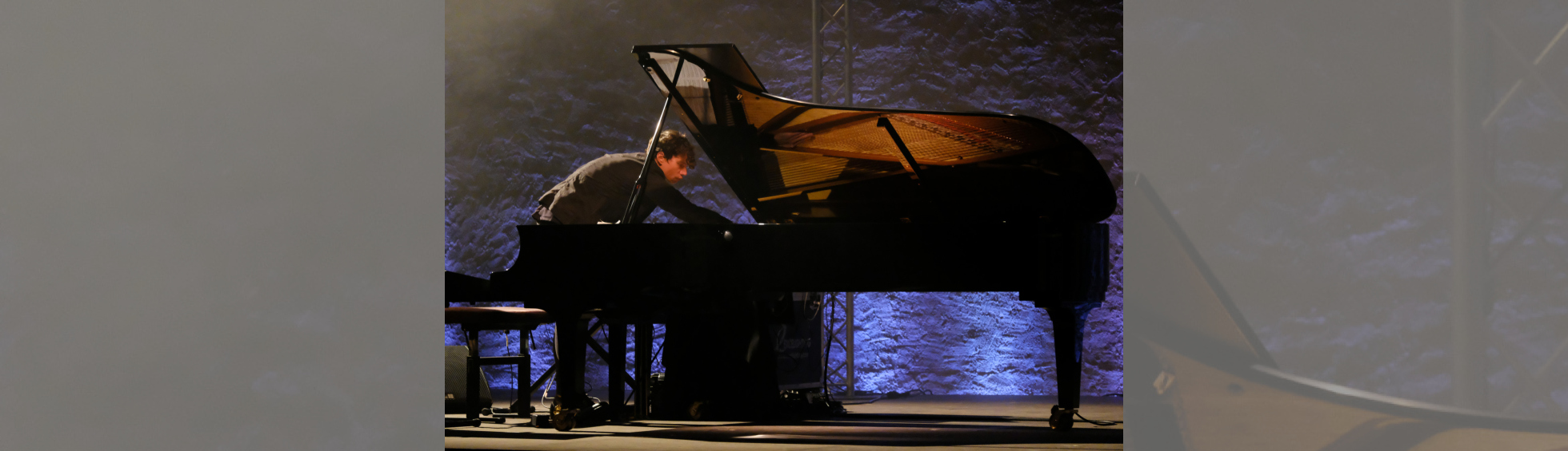 photo couleur du pianiste Francesco Tristano