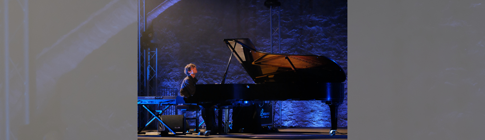 photo couleur du pianiste Francesco Tristano