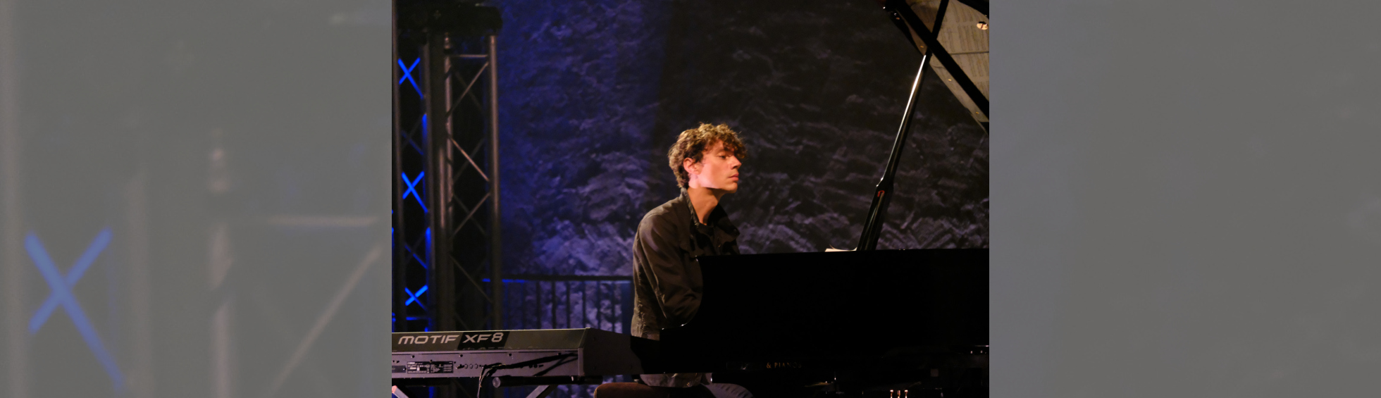 photo couleur du pianiste Francesco Tristano