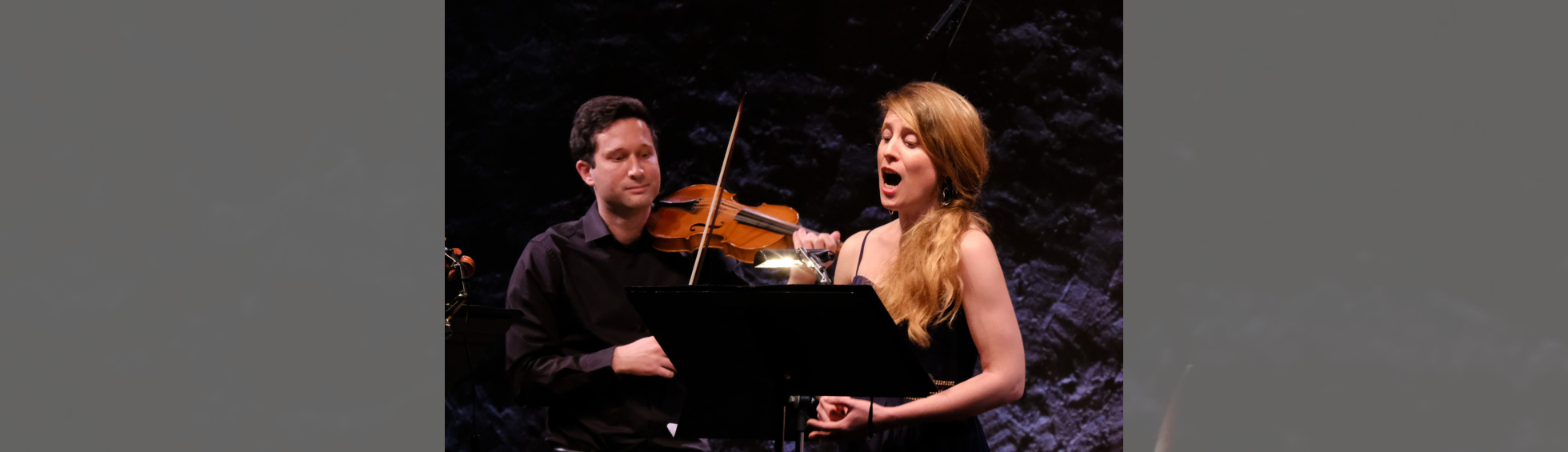 photo couleur violoniste et chanteuse soprano