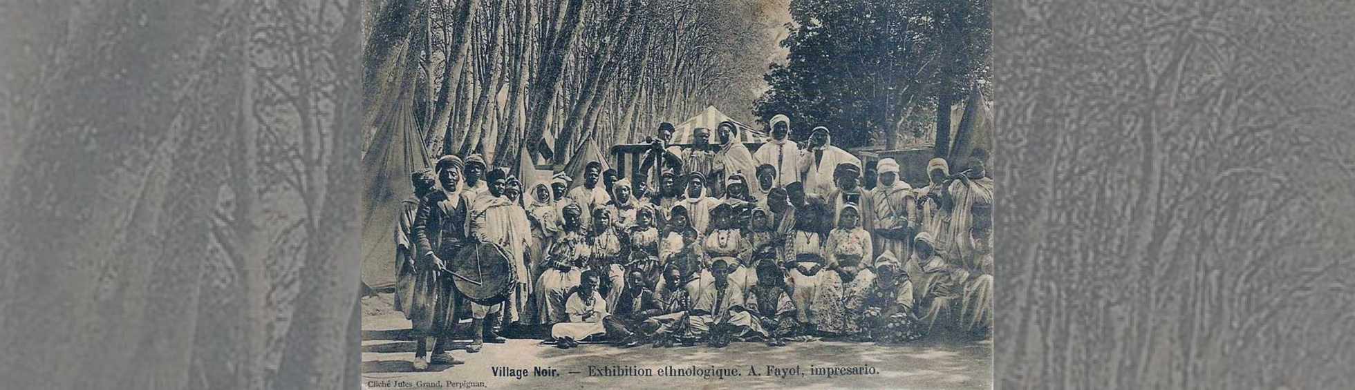Population africaine en costume traditionnel et tambours lors d'une exhibition ethnologique