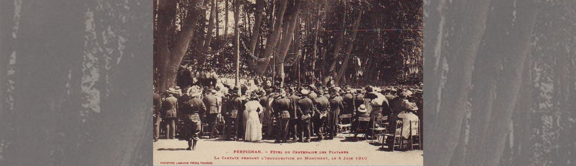 Des personnes entrain d'écouter une cantate  à l'ombre des platanes pour la fête du centenaire de la promenade en 1910