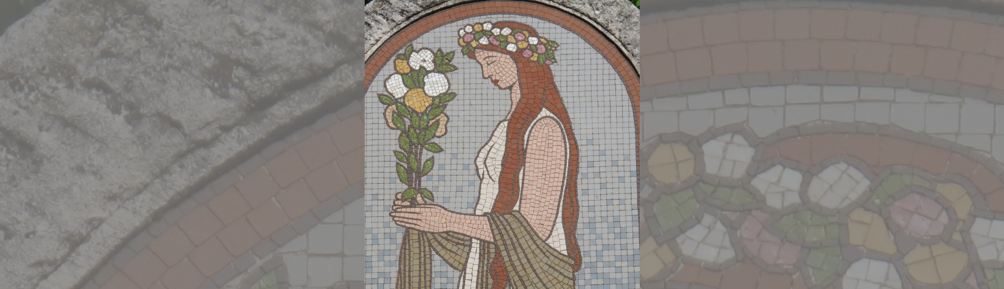 Une jeune fille couronnée de fleur tient un bouquet dans ses mains jointes ,les bras sont reliés par un chale.