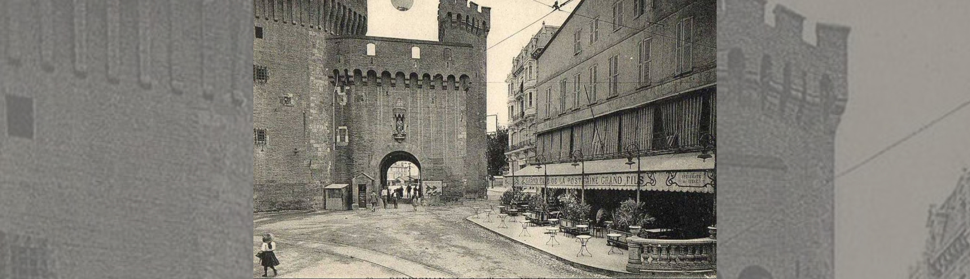 Photo ancienne avec Le Castillet , la porte Notre Dame depuis la place de Verdun, à droite le café de la poste