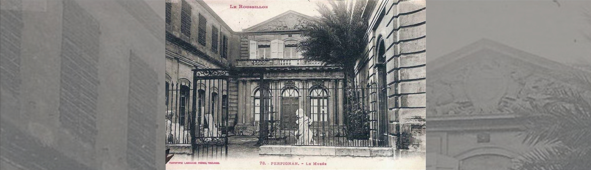 Photo ancienne de la cour d'entrée avec des pièces de lapidaires exposées .A l'époque les façades étaient enduites.