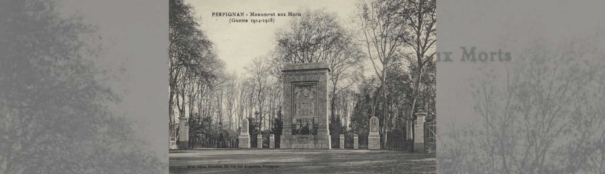 Le monument avec 3 stèles de part et d'autres , les portails d'entrée du Square aujourd'hui disparus