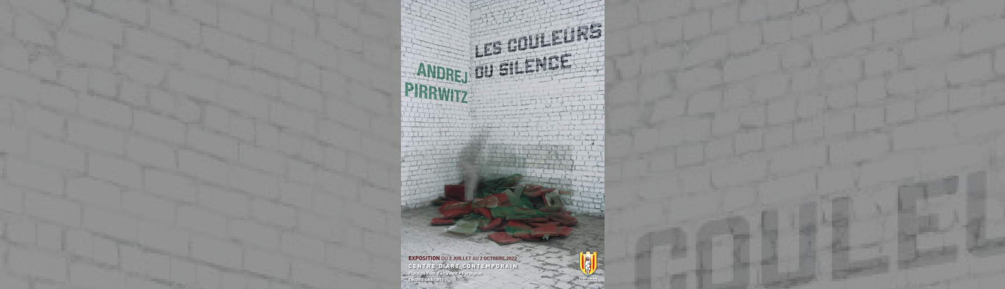affiche exposition " Les couleurs du silence" - photo couleur d'angle de mur et tas de coussins rouge