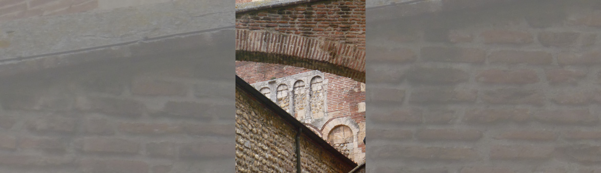 La base carrée à arcs romans et colonnes de  la tour hexagonale (tour du carillon)