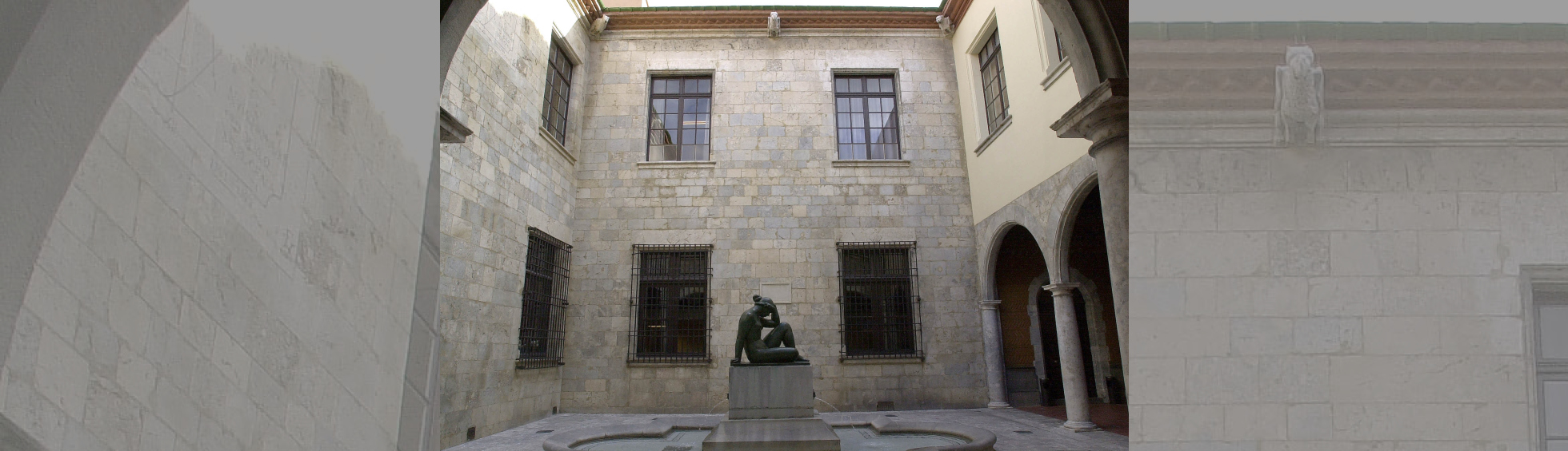 Patio et au milieu la Méditerrannée :nu assis sculpté par  Maillol  
